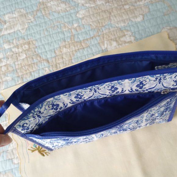 Large Cosmetic or Travel (Blue & White Bag) - Never Used - Picture 3 of 8